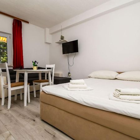Apartments Martina Marina Bagian luar foto