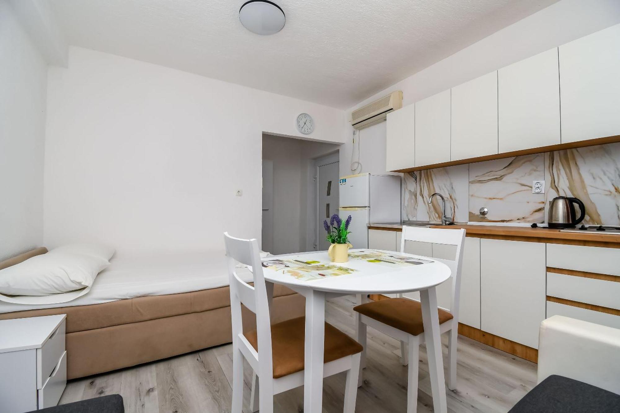 Apartments Martina Marina Bagian luar foto